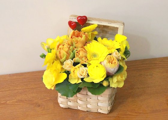 お祝い花宅配 季節の花でつくる黄色のフラワーバスケット Box花ギフト お祝い 誕生日 結婚記念日