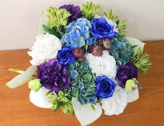 お祝い花宅配 青いバラと白の個性的な花ギフト M 陶器鉢