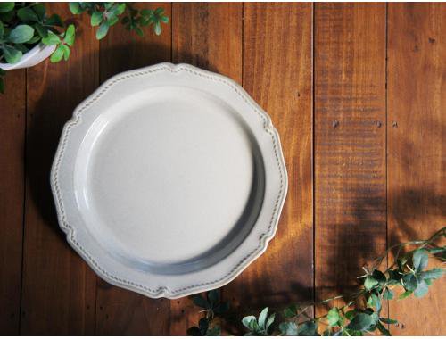 白大皿 フィセル お洒落なディナープレート 裏に英字デザイン カフェ食器 日本製 陶器 ホワイト - Romixey