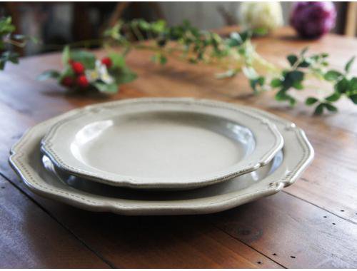 白大皿 フィセル お洒落なディナープレート 裏に英字デザイン カフェ食器 日本製 陶器 ホワイト - Romixey