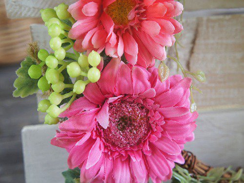 A 濃ピンク ガーベラリース お花 造花 おしゃれ かわいい プレゼント お祝い ピンク 花冠 アーティシャルフラワー fbc8144p -  Romixey