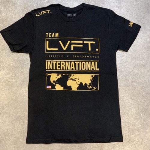 【EXCLUSIVE COLLECTION】【即お届け】【LIVE FIT】【LVFT】INTERNATIONAL TEE（Black/Gold）<img class='new_mark_img2' src='https://img.shop-pro.jp/img/new/icons7.gif' style='border:none;display:inline;margin:0px;padding:0px;width:auto;' />
